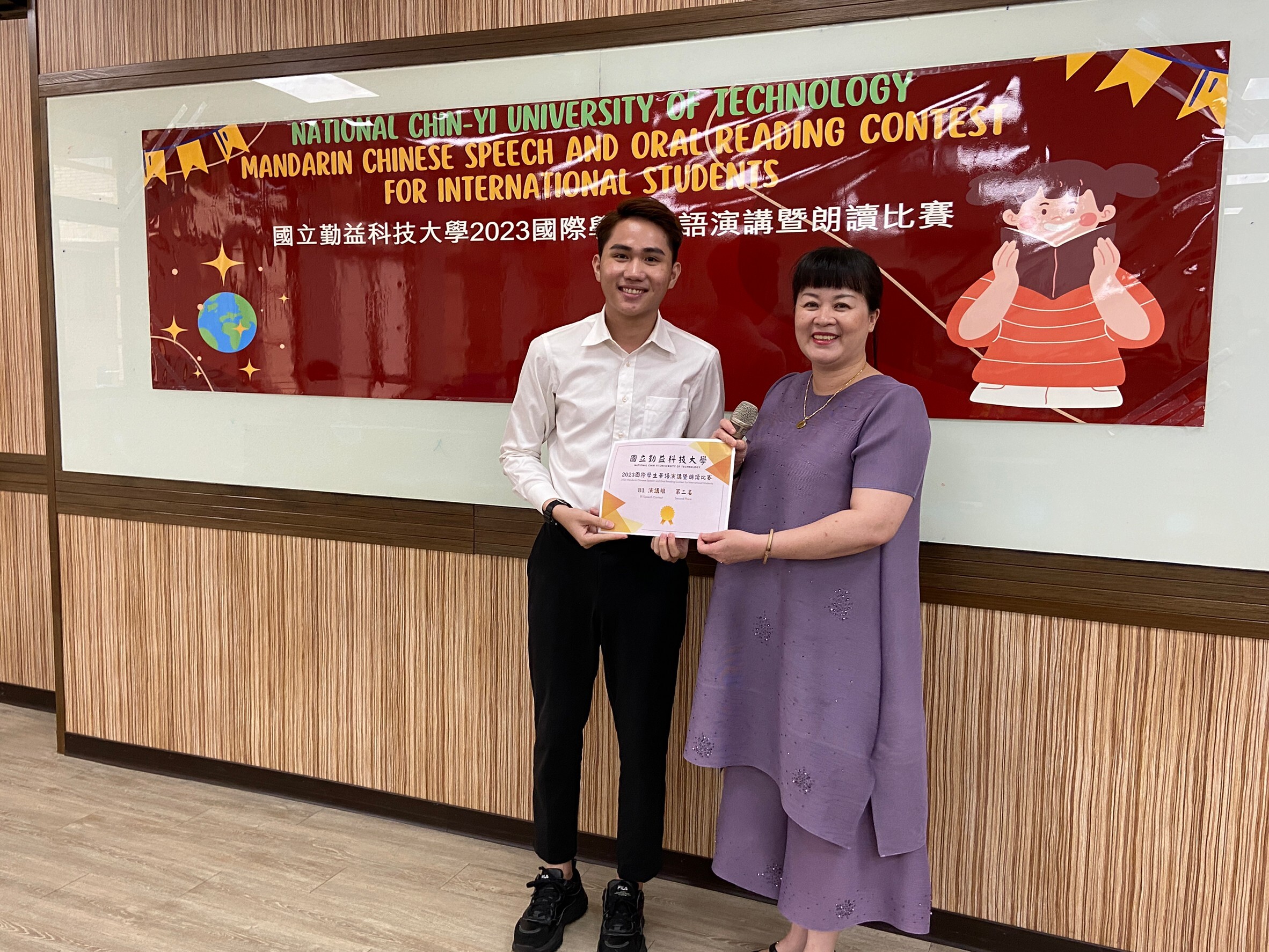 6th set of two people stand together with a cert document on their hand